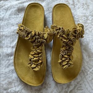 Sesto Meucci Yellow Suede Floral Sandals Corked Wedge Flip Flops Curved insole